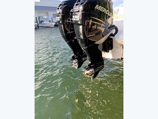 2015 Boston Whaler 270 Dauntless