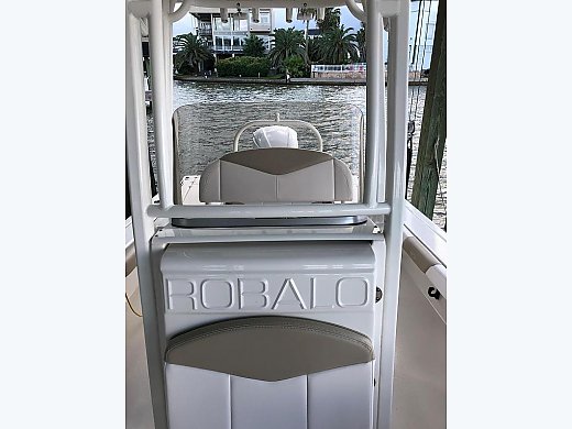 2018 Robalo 246 Cayman