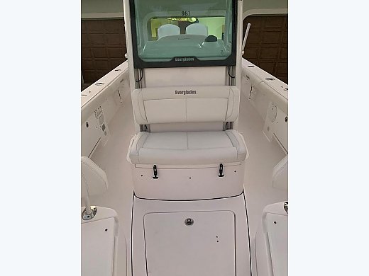 2017 Everglades 273 Center Conso...