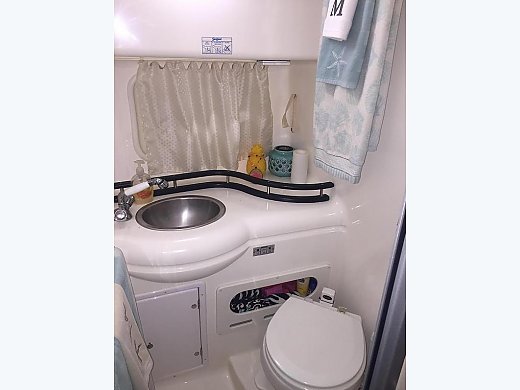 2006 Rinker 300 Express Cruiser
