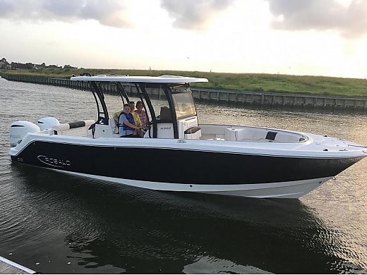 2017 Robalo R302 Center Console